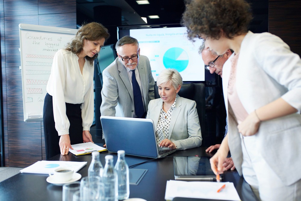 equipe de uma produtora digital analisando resultados da sua estratégia